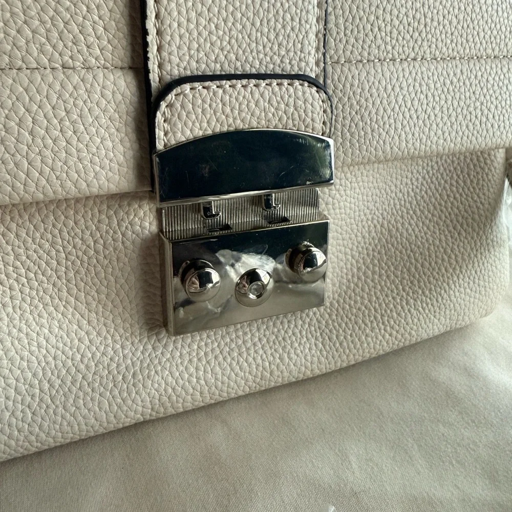 🔥 Fire Sale 🔥
NWT Tahari Cream Crossbody Bag with Silver Chain Strap - Picture 7 of 12